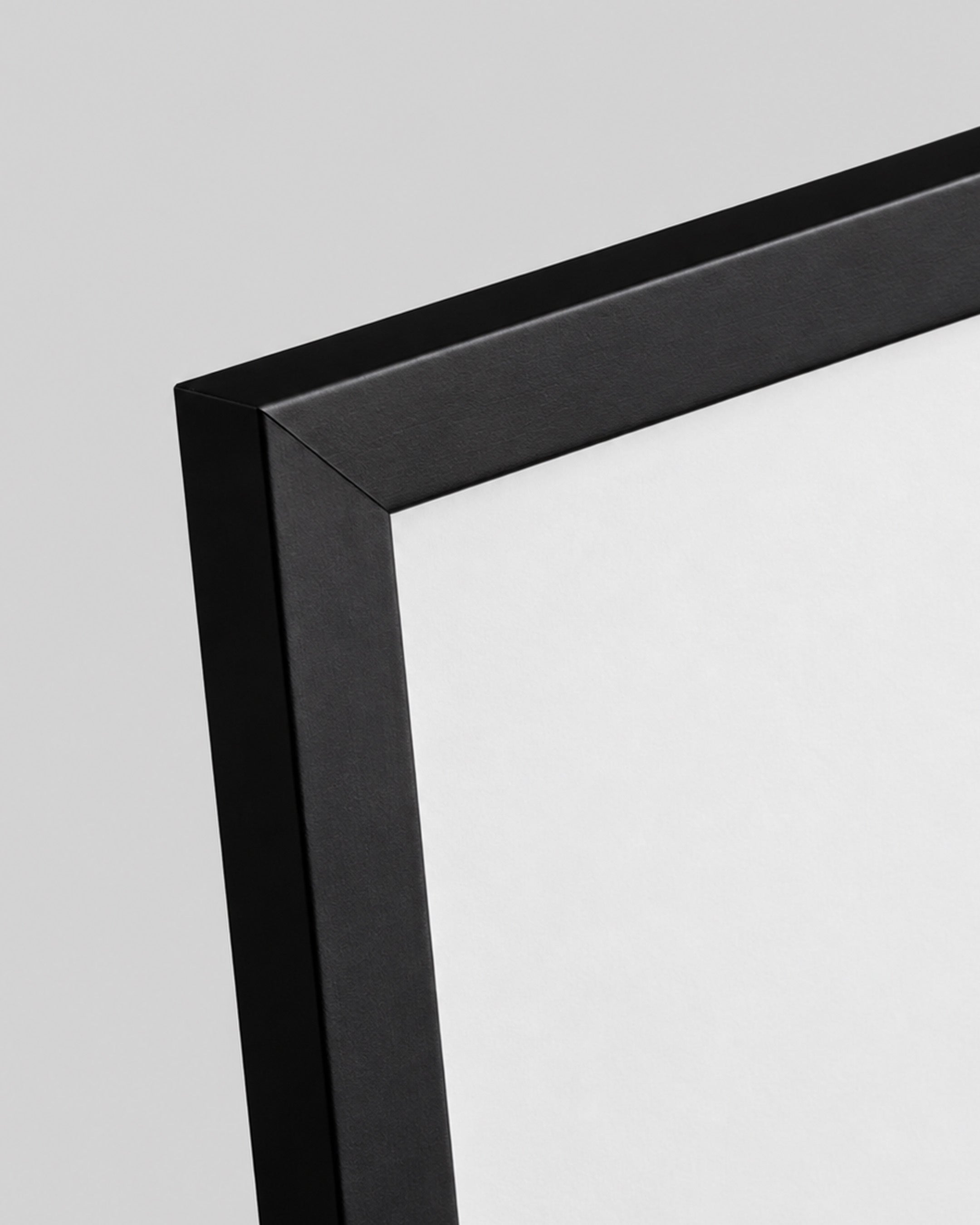 Close-up of the black 2 cm poster frame finish